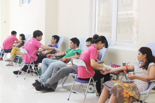 Hơn 200 nhân viên văn phòng hiến máu vì bệnh nhân Tan máu bẩm sinh