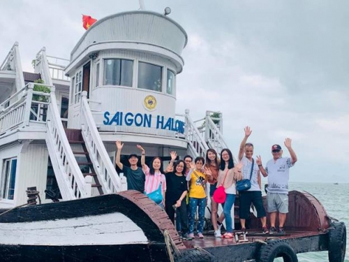 Du khách hào hứng check in tại “cửa ngõ” mới thăm vịnh Hạ Long