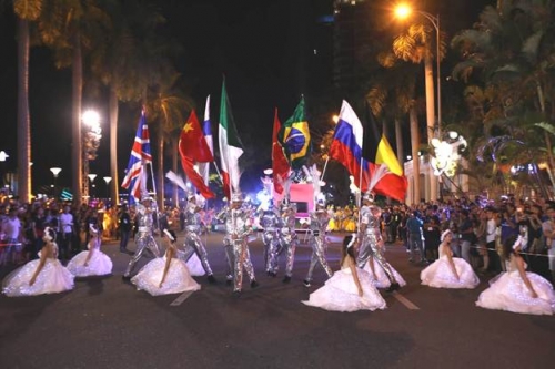 Du khách phấn khích với Lễ hội Carnival đường phố DIFF 2019