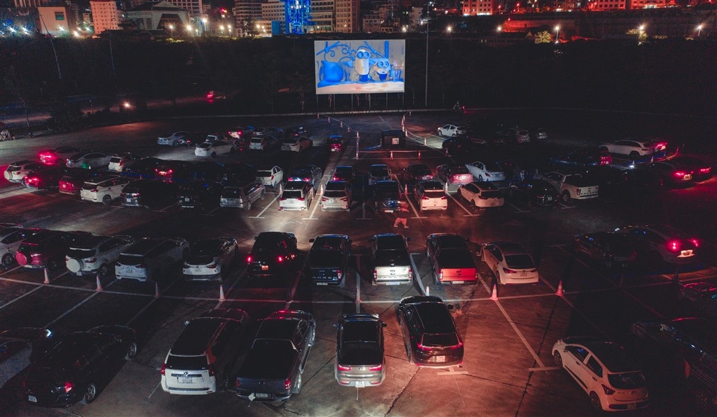 Rạp chiếu phim dành cho người trên ô tô đầu tiên tại Việt Nam giảm giá vé chỉ còn 50.000 đồng