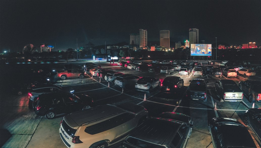 Rạp chiếu phim dành cho người trên ô tô đầu tiên tại Việt Nam giảm giá vé chỉ còn 50.000 đồng