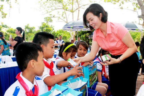 Trao tặng sữa cho con em gia đình chính sách tỉnh Nghệ An