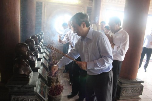 Thống đốc dâng hương tưởng niệm các Anh hùng liệt sỹ tại Truông Bồn