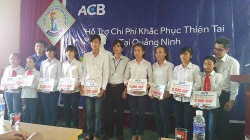ACB chi nhánh Quảng Ninh hỗ trợ học sinh nghèo sau mưa lũ