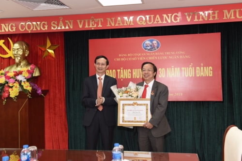 Trao tặng Huy hiệu 30 năm tuổi Đảng cho đảng viên Phạm Xuân Hòe