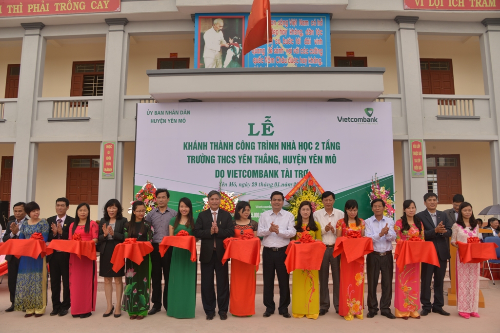 Vietcombank trao tặng công trình nhà học 2 tầng trường THCS cho xã Yên Thắng (Yên Mô - Ninh Bình)