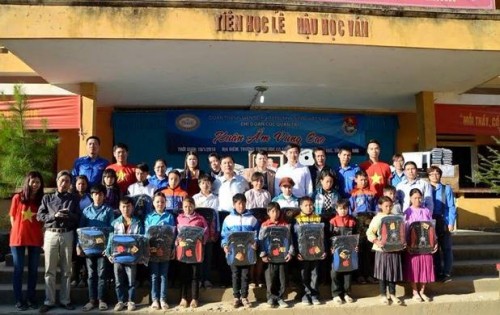 Đoàn Thanh niên NHTW tặng quà cho các em học sinh Trường THCS Pải Lủng