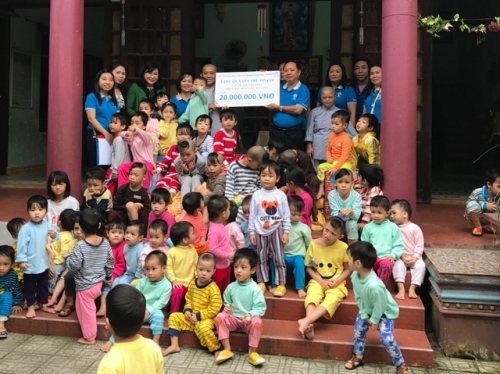 Trung tâm Quản lý tiền mặt Đà Nẵng (VietinBank) tặng quà tết trẻ mồ côi