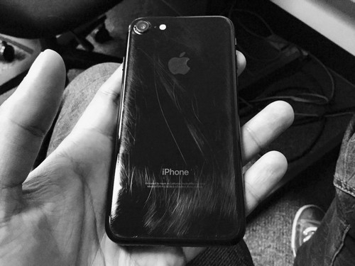 iPhone 7 Jet Black trầy xước 'thảm hại' sau vài tháng sử dụng