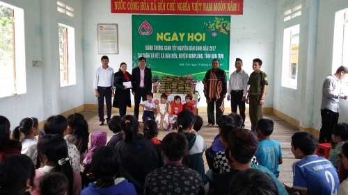 NHCSXH Kon Tum: Hỗ trợ tổ chức Ngày hội bánh chưng xanh và chúc Tết Đinh Dậu