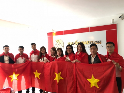 Công ty Địa ốc Babylon tặng cờ cho cổ động viên cổ vũ U23 Việt Nam
