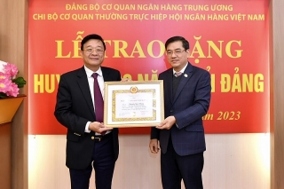 Trao Huy hiệu 30 năm tuổi Đảng cho đảng viên Chi bộ Hiệp hội Ngân hàng