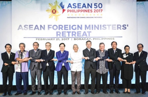 ASEAN sau 50 thành lập: “Sóng cả chẳng ngã tay chèo”