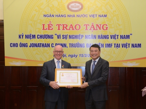 Trao kỷ niệm chương “Vì sự nghiệp Ngân hàng Việt Nam” cho Trưởng đại diện IMF tại Việt Nam