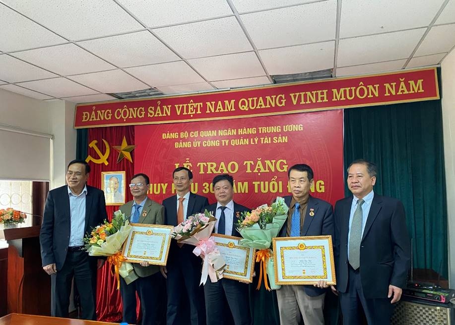 Trao tặng Huy hiệu 30 năm tuổi Đảng cho 3 đảng viên Đảng bộ VAMC