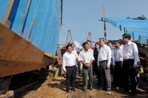 Uỷ viên Bộ Chính trị, Thống đốc NHNN Nguyễn Văn Bình gặp gỡ ngư dân và thăm trẻ khuyết tật tại tỉnh Quảng Ngãi