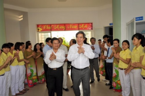 Uỷ viên Bộ Chính trị, Thống đốc NHNN Nguyễn Văn Bình gặp gỡ ngư dân và thăm trẻ khuyết tật tại tỉnh Quảng Ngãi