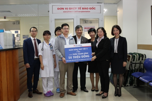 VietABank trao tặng 50 triệu đồng cho bệnh nhi Trần Thanh Bình