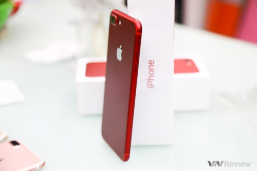 Trên tay iPhone 7 Plus màu đỏ đầu tiên tại Hà Nội, giá trên 24 triệu đồng