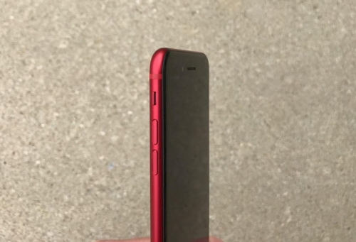Mua iPhone Jet Black chỉ để thay mặt trước màu đen cho iPhone đỏ