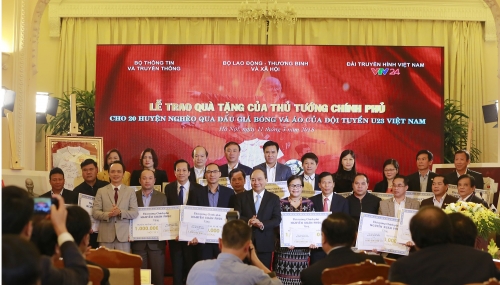 Thủ tướng trao 20 tỷ đồng đấu giá bóng và áo của U23 Việt Nam từ FLC cho 20 huyện nghèo