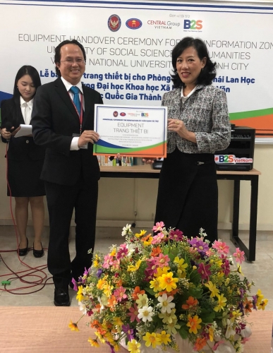 Central Group Việt Nam và B2S tài trợ gần 200 triệu đồng nâng cấp phòng Thông tin Thái Lan học