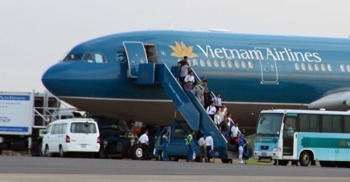 Máy bay Vietnam Airlines phải hoãn bay hơn 2 tiếng vì hành khách tự ý mở cửa thoát hiểm