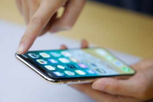 Apple cắt giảm phân nửa đơn hàng OLED, tăng đơn hàng LCD do iPhone X ế ẩm