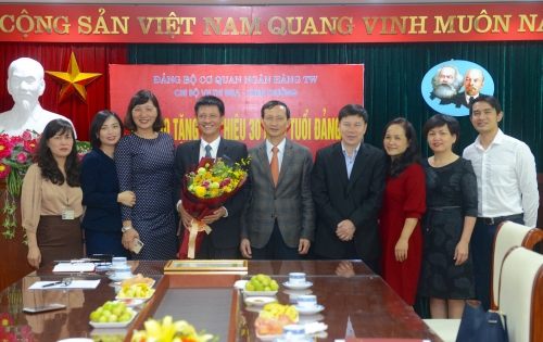 Trao tặng Huy hiệu 30 năm tuổi Đảng cho đồng chí Khuất Duy Tuấn