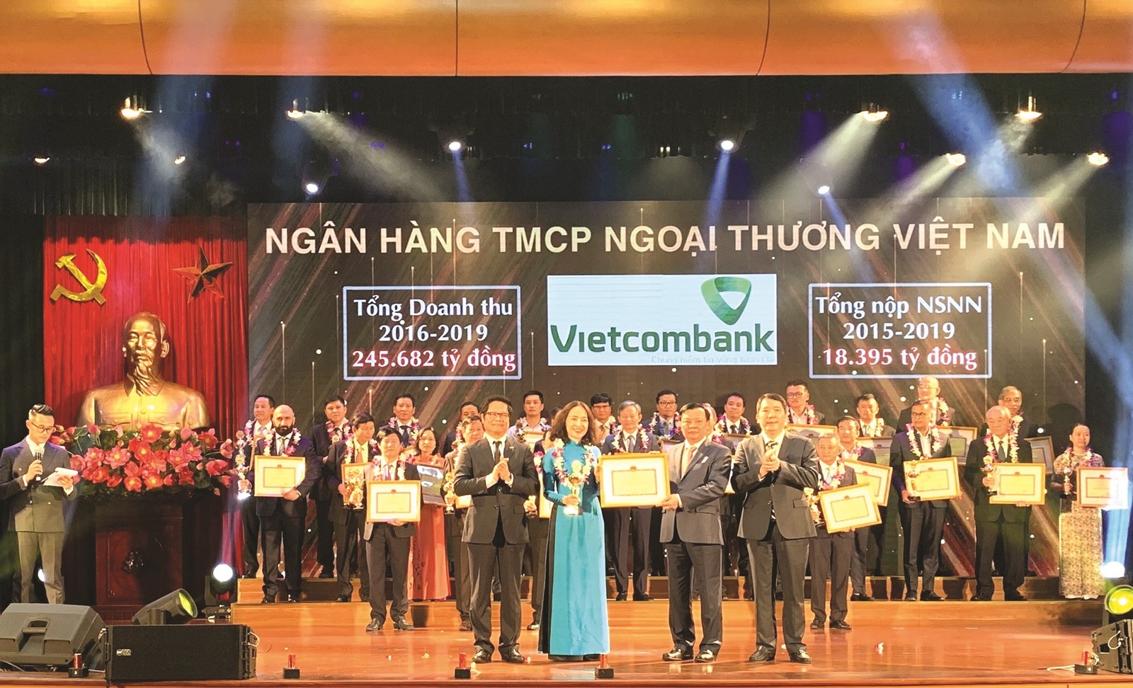 vietcombank khang dinh vi the ngan hang so 1 viet nam