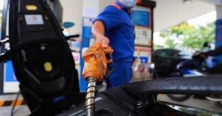 Giá xăng, dầu giảm sau chuỗi tăng kỷ lục