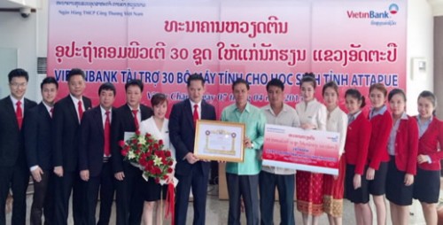 VietinBank tặng máy tính cho học sinh tỉnh Attapue, CHDCND Lào