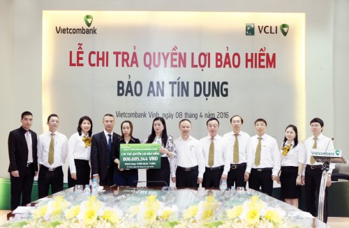 Vietcombank và VCLI chi trả hơn 800 triệu đồng quyền lợi bảo hiểm cho KH