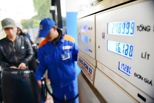 Giá dầu tăng 500 đồng/lít, xăng đứng giá