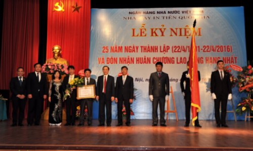 Nhà máy In tiền Quốc gia đón nhận Huân chương Lao động hạng Nhất