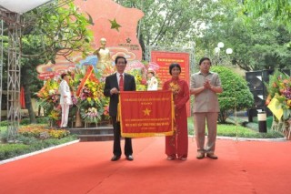 Công ty Rạng Đông đón nhận cờ thi đua của Chính phủ
