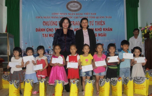 Công đoàn Ngân hàng Việt Nam tặng quà tại huyện đảo Lý Sơn
