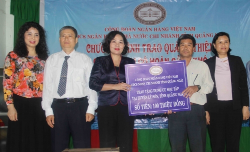 Công đoàn Ngân hàng Việt Nam tặng quà tại huyện đảo Lý Sơn