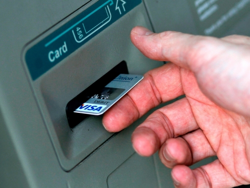Tư vấn xử lý sự cố khi rút tiền tại ATM