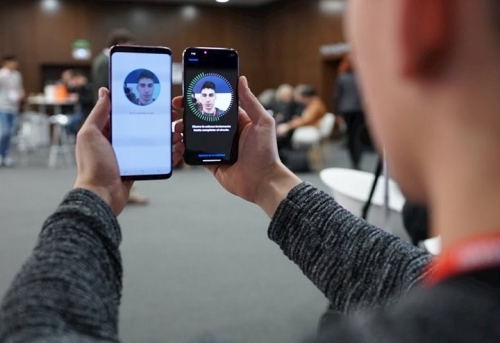 Face ID đối đầu Intelligent Scan: Face ID thắng toàn tập