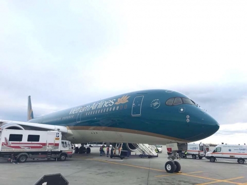 Máy bay Vietnam Airlines hạ cánh khẩn để cấp cứu hành khách