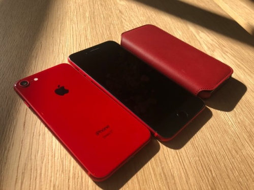 Đây là iPhone 8 Product RED: rất đẹp, rất dễ bám vân tay