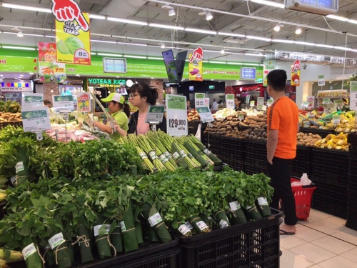 Hưởng ứng Ngày Trái Đất: Nhiều siêu thị Big C thí điểm bọc rau bằng lá chuối
