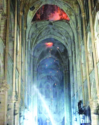 Những ngọn lửa kinh hoàng ở Nhà thờ Đức Bà Paris