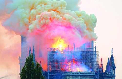 Những ngọn lửa kinh hoàng ở Nhà thờ Đức Bà Paris