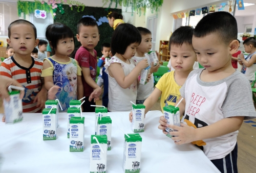 Hàng triệu ly sữa học đường cung cấp cho trẻ em Hà Nội mỗi ngày