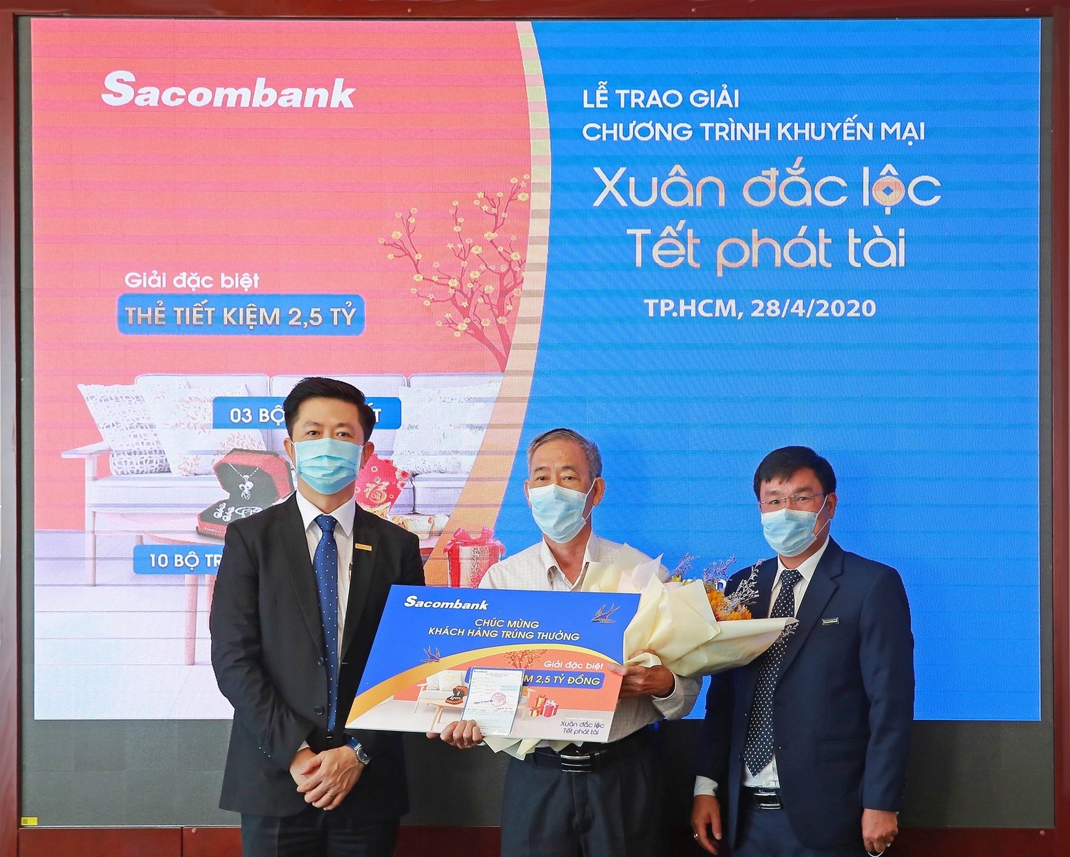 Sacombank trao thưởng cho khách hàng may mắn