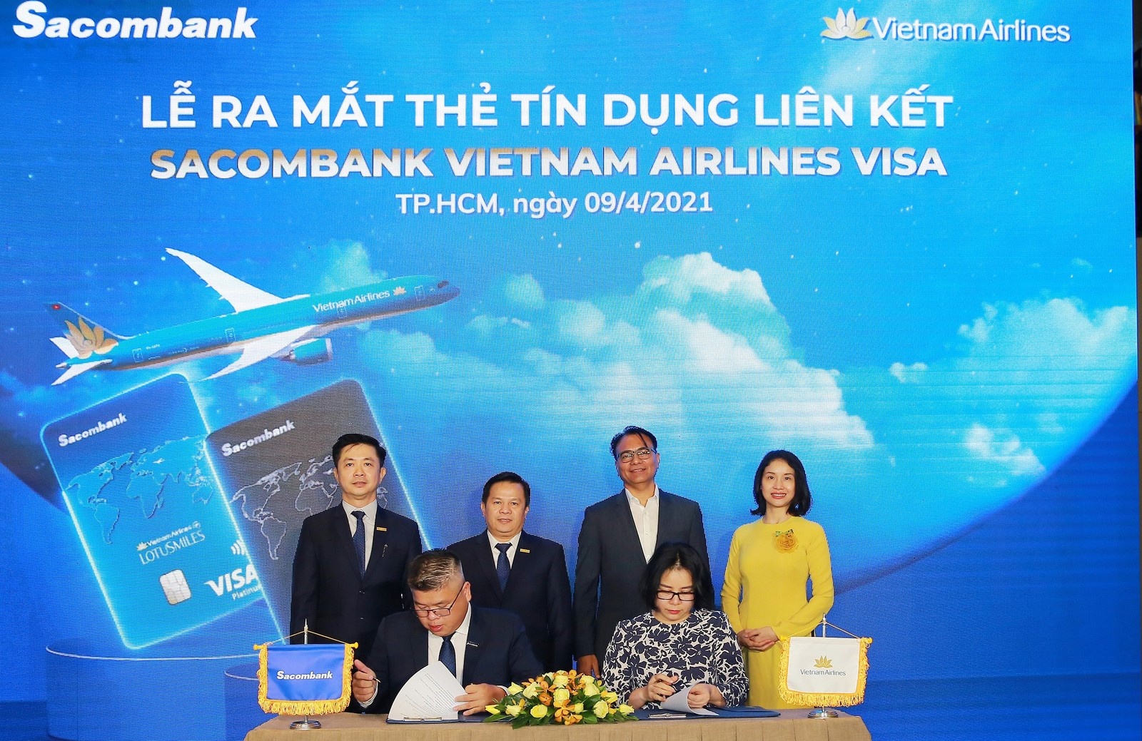 sacombank hop tac voi vietnam airlines ra mat the tin dung quoc te dang cap