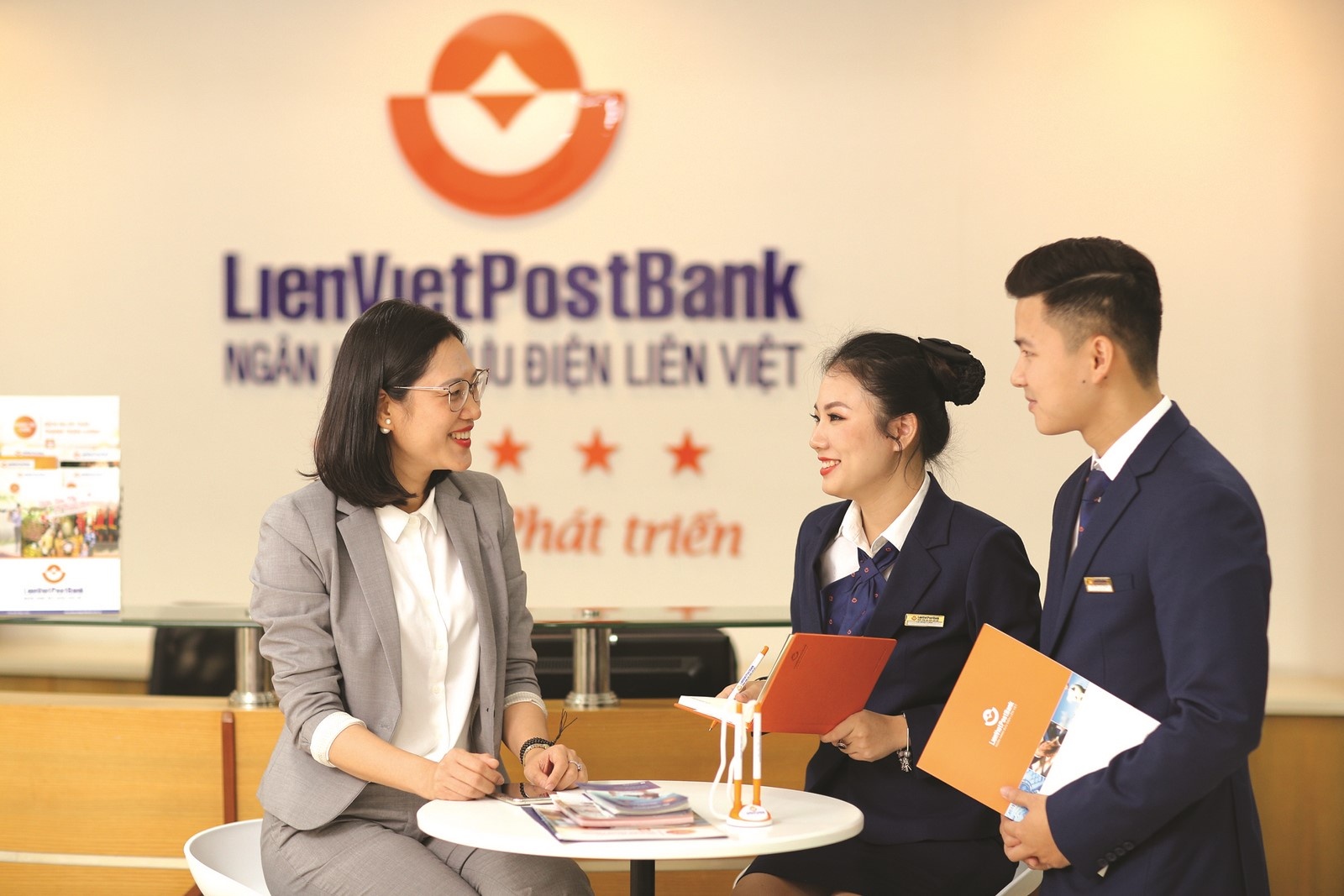 lienvietpostbank ban le la nen tang cot loi cho phat trien ben vung