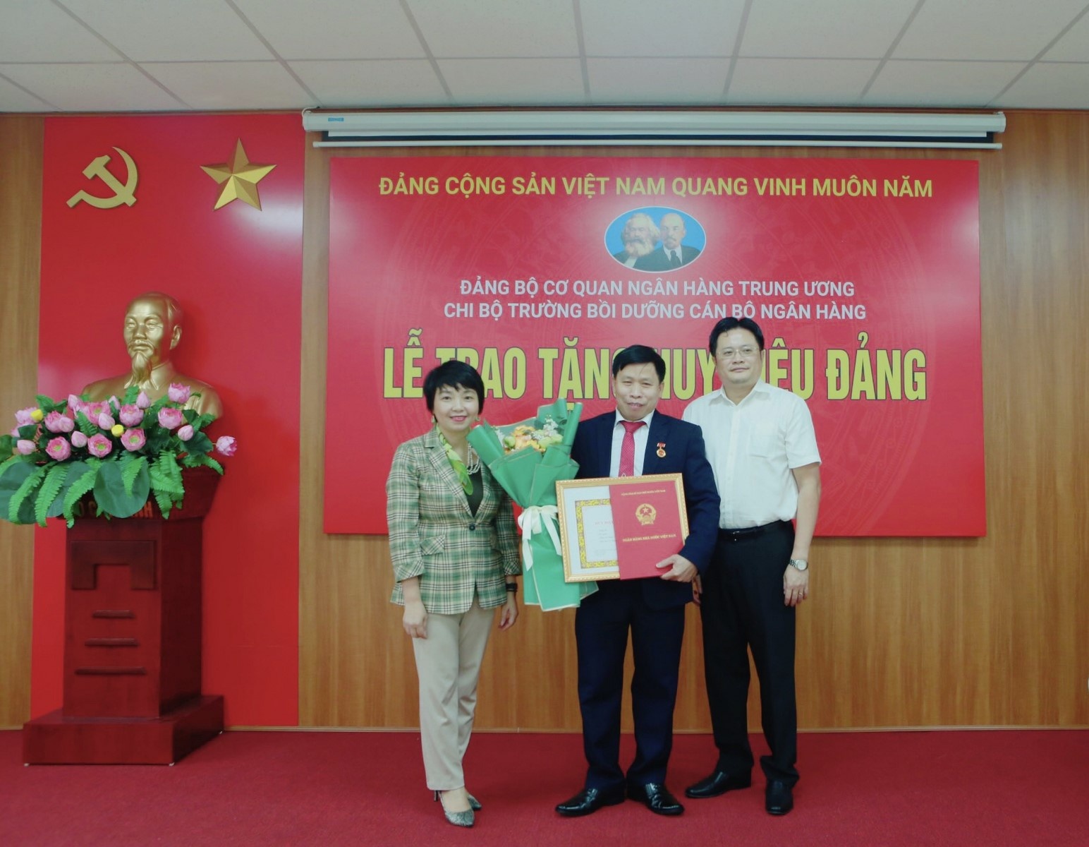 Trao tặng Huy hiệu 30 năm tuổi Đảng cho đảng viên Trường Bồi dưỡng cán bộ Ngân hàng